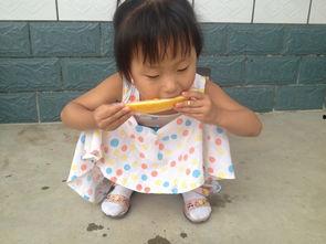 小孩玩耍吃瓜,小家伙们的瓜果乐园