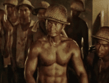 肌肉猛男吃瓜群众