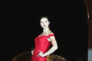 模特美女吃瓜图片视频,美女模特的时尚吃瓜瞬间  第2张