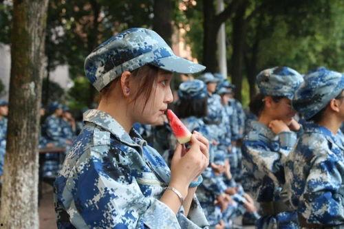 夏天军训吃瓜  第2张