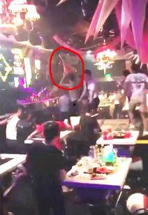 酒吧里吃瓜视频  第3张