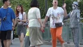 搞笑吃瓜老外视频